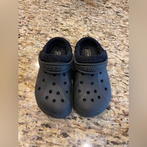 Kids Classic Lined Crocs Black fuzz lined unisex size 12 / 13 little kid